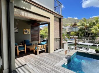 Superbe duplex T4 accessible aux étrangers pied dans l’eau avec une belle vue sur les montagnes, Rivière-Noire