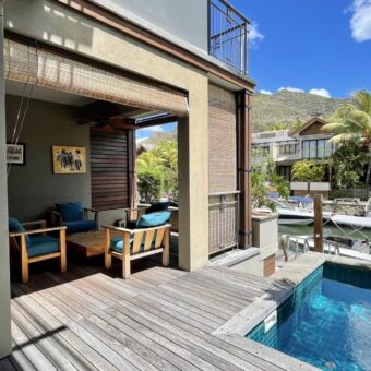 Superbe duplex T4 accessible aux étrangers pied dans l’eau avec une belle vue sur les montagnes, Rivière-Noire