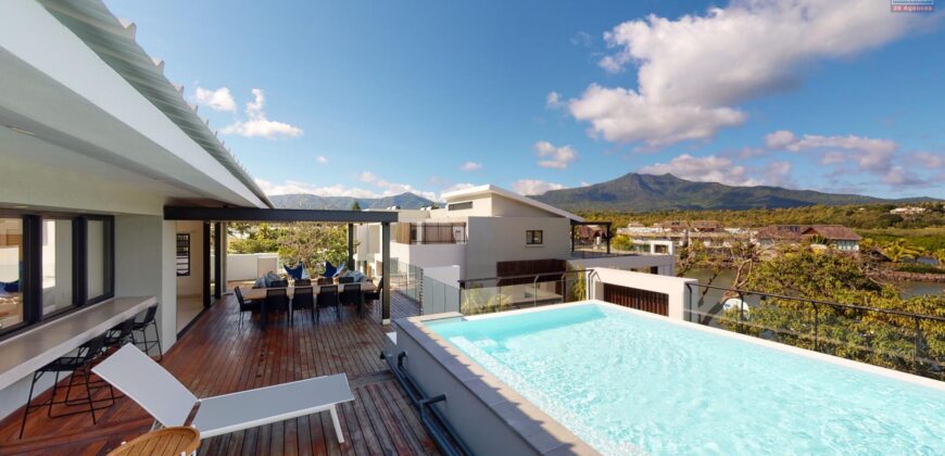 Magnifique penthouse de 472 m2 pieds dans l’eau, Rivière-Noire