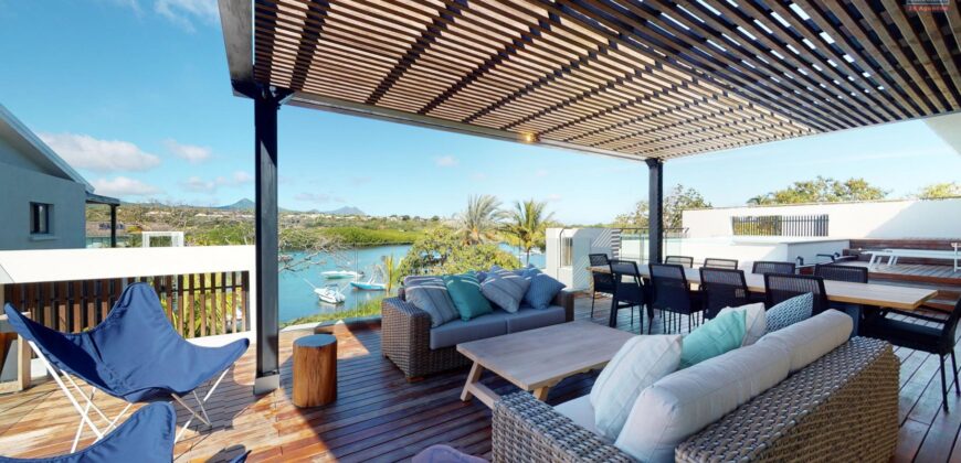 Magnifique penthouse de 472 m2 pieds dans l’eau, Rivière-Noire