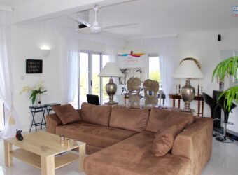 Lumineux penthouse + studio indépendant accessible aux étrangers avec vue sur un domaine privé, Flic en Flac