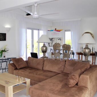 Lumineux penthouse + studio indépendant accessible aux étrangers avec vue sur un domaine privé, Flic en Flac