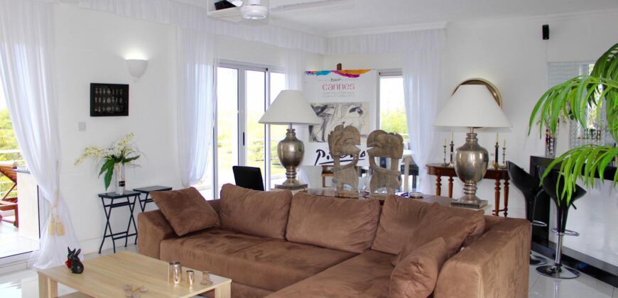 Lumineux penthouse + studio indépendant accessible aux étrangers avec vue sur un domaine privé, Flic en Flac