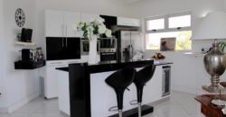 Lumineux penthouse + studio indépendant accessible aux étrangers avec vue sur un domaine privé, Flic en Flac