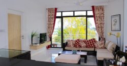 Lumineux penthouse + studio indépendant accessible aux étrangers avec vue sur un domaine privé, Flic en Flac