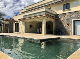 Sublime villa de 640 m2 dans un domaine clôturé avec vue sur la montagne, Rivière-Noire