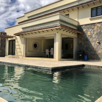 Sublime villa de 640 m2 dans un domaine clôturé avec vue sur la montagne, Rivière-Noire