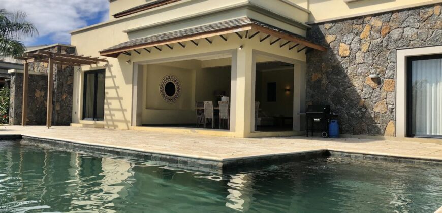 Sublime villa de 640 m2 dans un domaine clôturé avec vue sur la montagne, Rivière-Noire