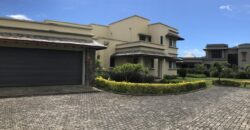 Sublime villa de 640 m2 dans un domaine clôturé avec vue sur la montagne, Rivière-Noire