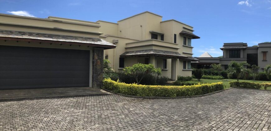 Sublime villa de 640 m2 dans un domaine clôturé avec vue sur la montagne, Rivière-Noire