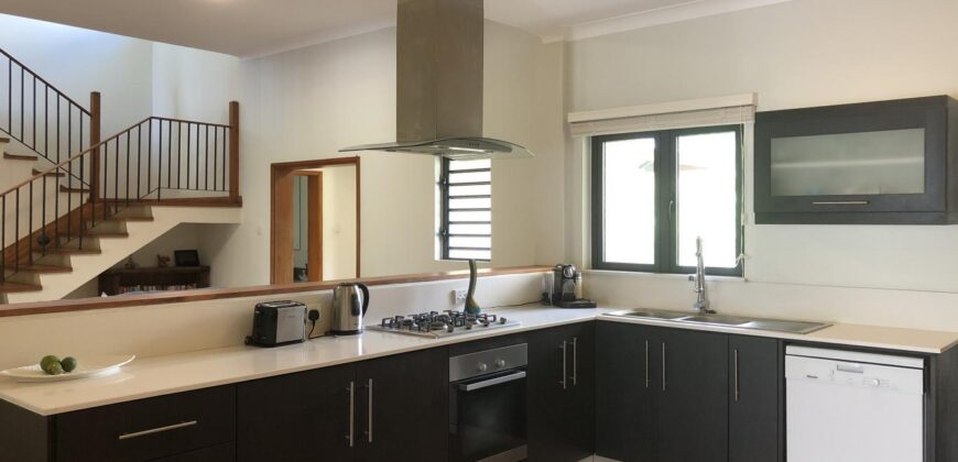 Sublime villa de 640 m2 dans un domaine clôturé avec vue sur la montagne, Rivière-Noire