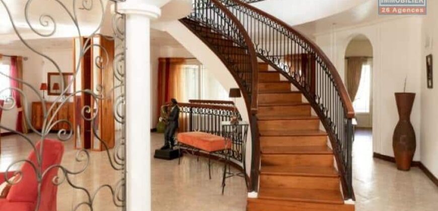 Spacieuse maison meublée de 558 m2 proche de toutes commodités, Beau- Bassin