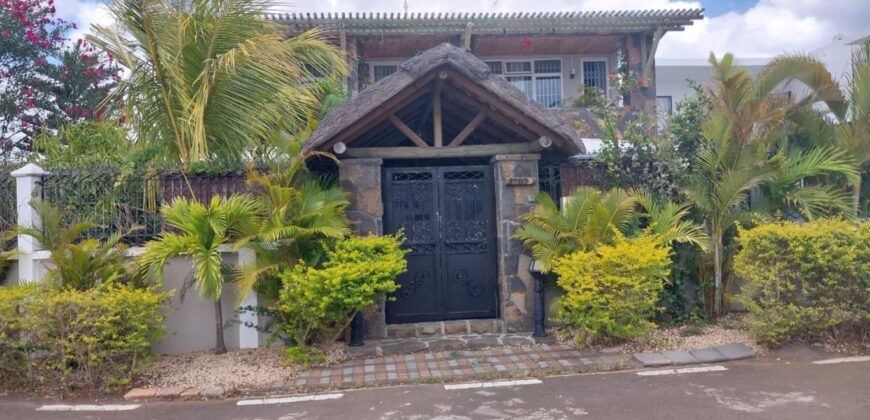 Grande villa F6 de 400 m2 avec piscine privée, Mont Choisy