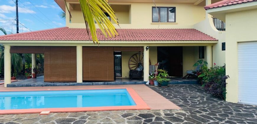 Grande villa familiale de type F5 avec piscine dans la région de Calodyne