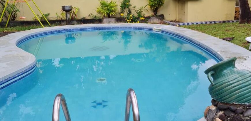Villa T5 avec piscine située dans un quartier résidentiel à Flic en Flac