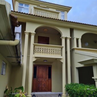 Villa T5 avec piscine située dans un quartier résidentiel à Flic en Flac