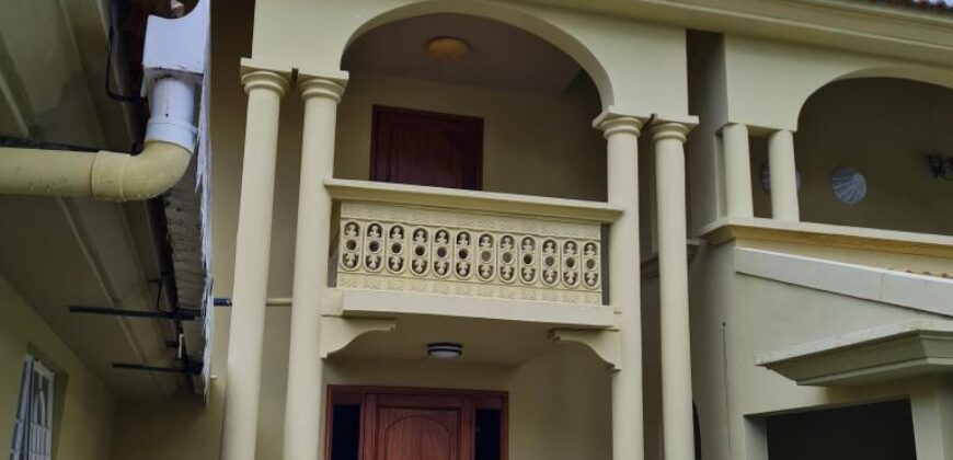 Villa T5 avec piscine située dans un quartier résidentiel à Flic en Flac