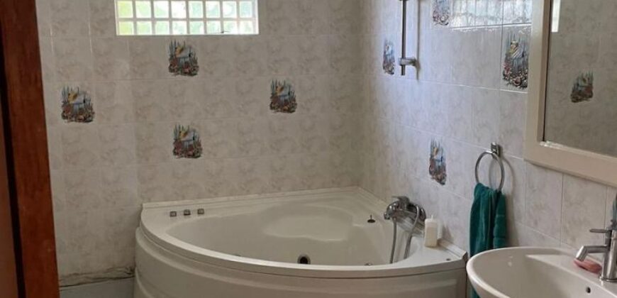 Villa T5 avec piscine située dans un quartier résidentiel à Flic en Flac