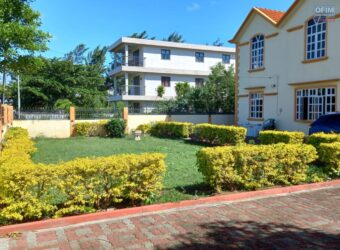 Villa jumelée de 420 m2 avec un grand jardin, Trou aux Biches