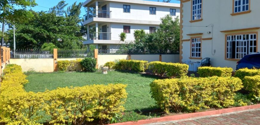 Villa jumelée de 420 m2 avec un grand jardin, Trou aux Biches
