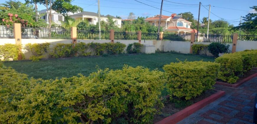Villa jumelée de 420 m2 avec un grand jardin, Trou aux Biches