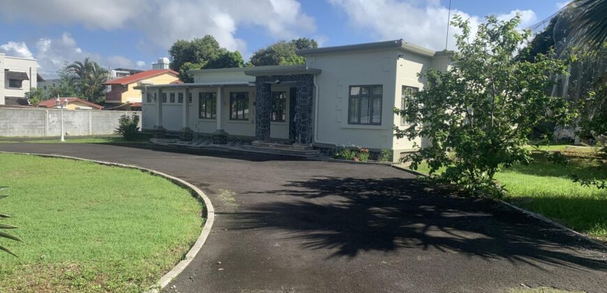 Spacieuse maison F6 avec deux dépendances, Vieux Quatre Bornes