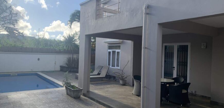 Belle villa de 357m2 avec piscine, Ebène