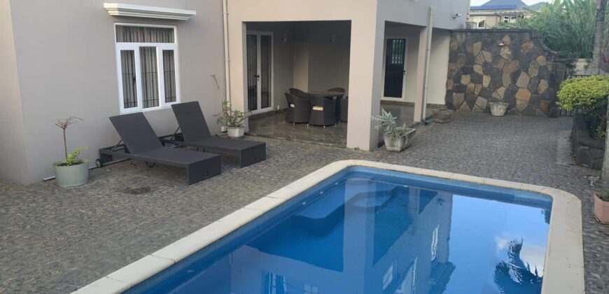 Belle villa de 357m2 avec piscine, Ebène