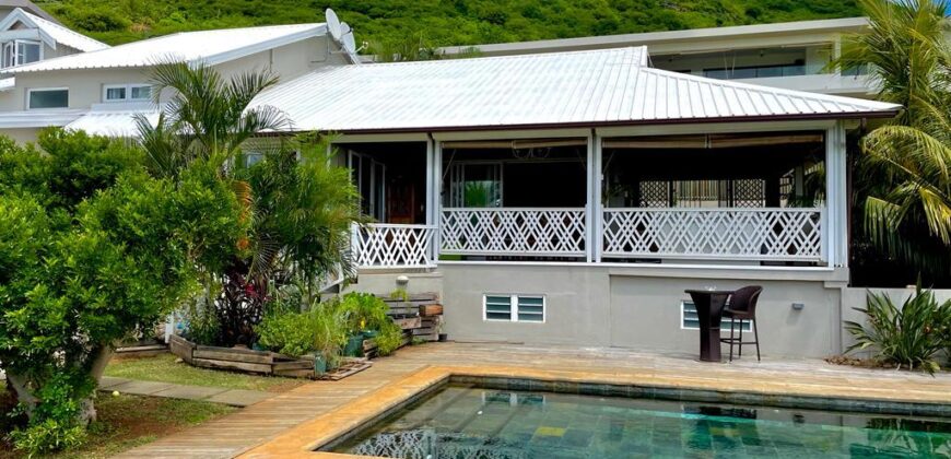 Détendez-vous dans cette belle villa de 380m², un joyau caché dans un quartier résidentiel à Tamarin