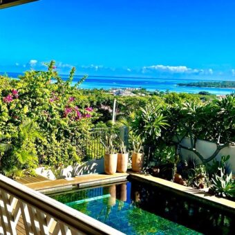 Détendez-vous dans cette belle villa de 380m², un joyau caché dans un quartier résidentiel à Tamarin