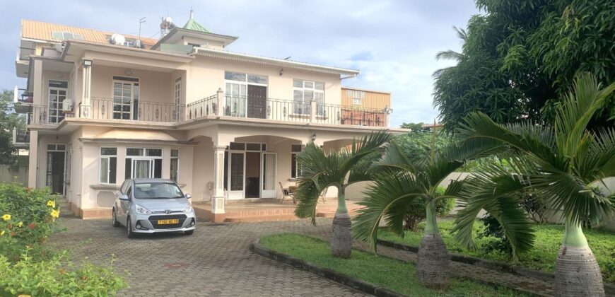 Immense villa située à cinq minutes des commodités et de la plage, Flic en Flac