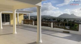 Immense villa de 650m2 avec piscine et vue imprenable, Quatre Bornes