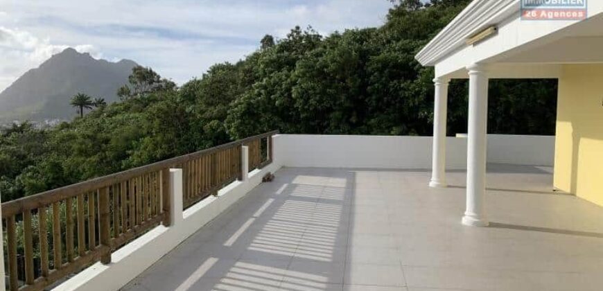 Immense villa de 650m2 avec piscine et vue imprenable, Quatre Bornes