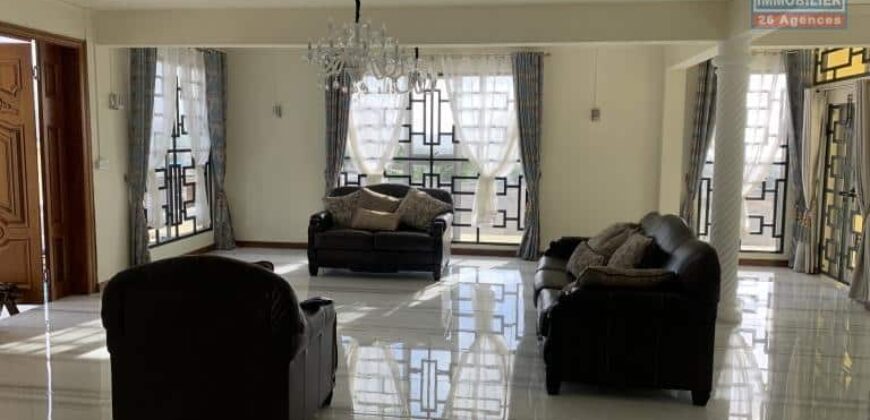 Immense villa de 650m2 avec piscine et vue imprenable, Quatre Bornes