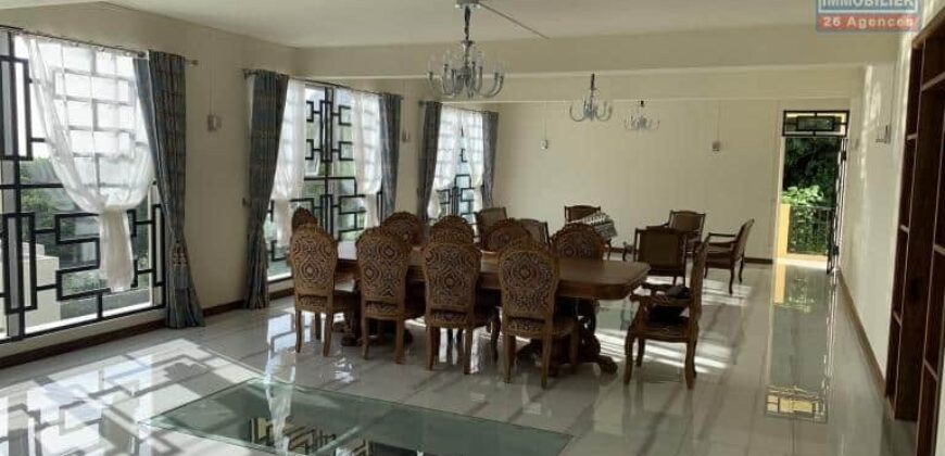 Immense villa de 650m2 avec piscine et vue imprenable, Quatre Bornes