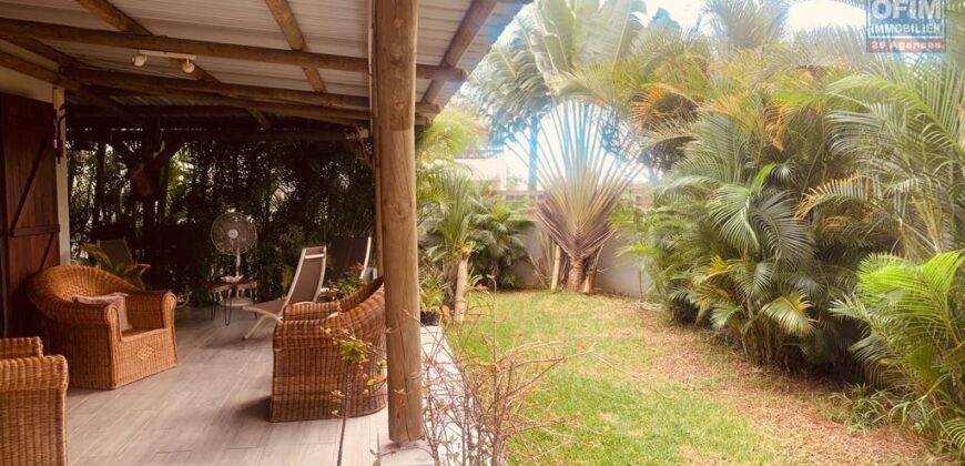 Style rustique et moderne se rencontrent dans cette magnifique maison à Pointe aux Piments.
