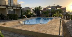 Une agréable triplex de 3 chambres avec piscine et vue dégagée à Flic en Flac