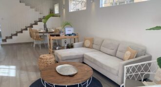 Ravissante villa duplex 2 chambres et 1 bureau décorée avec goût, située dans un quartier résidentiel et calme à tamarin .