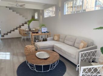 Ravissante villa duplex décorée avec goût, située dans un quartier calme à Tamarin .