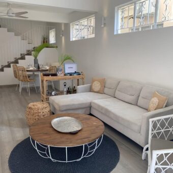 Ravissante villa duplex 2 chambres et 1 bureau décorée avec goût, située dans un quartier résidentiel et calme à tamarin .