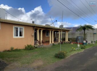 Villa 3 chambres avec un appartement 1 chambres indépendant, un garage et une serre de 270m2 à Vacoas La Mairie.