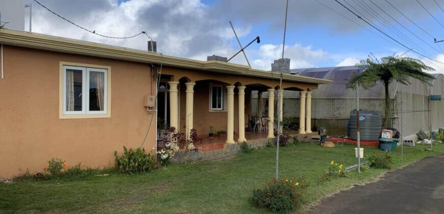 Villa 3 chambres avec un appartement 1 chambres indépendant, un garage et une serre de 270m2 à Vacoas La Mairie.
