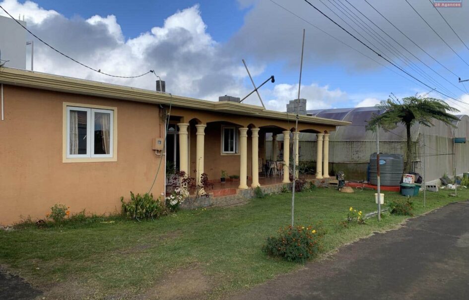 Villa 3 chambres avec un appartement 1 chambres indépendant, un garage et une serre de 270m2 à Vacoas La Mairie.