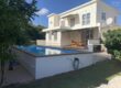 Agréable villa rénovée 4 chambres avec piscine et garage située dans un quartier résidentiel et calme.