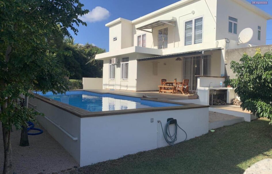 Agréable villa rénovée 4 chambres avec piscine et garage située dans un quartier résidentiel et calme.