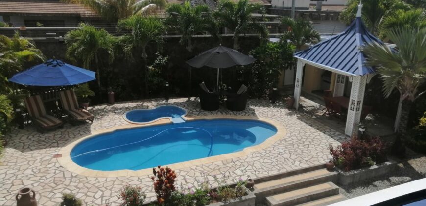 Grande villa meublée de 450 m2 avec piscine privée à Pereybère