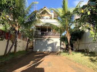 A louer une villa de 150 m2 avec garage située proche de la plage à Flic en Flac