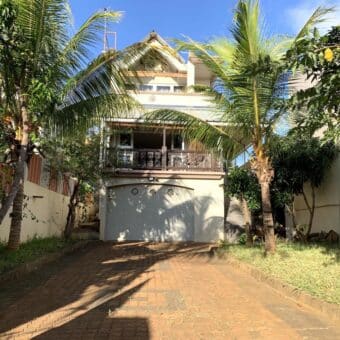 A louer une villa de 150 m2 avec garage située proche de la plage à Flic en Flac