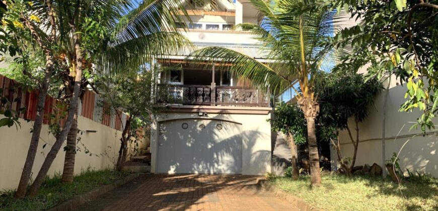 A louer une villa de 150 m2 avec garage située proche de la plage à Flic en Flac
