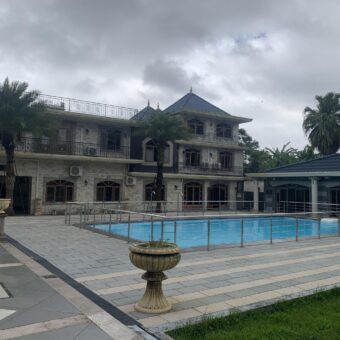 A louer une grande demeure avec piscine chauffée à Curepipe